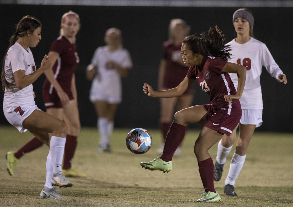 Desert Oasis' Victoria Poon (23) fights for possession with Coronado's Alexis Pashales (7) in t ...