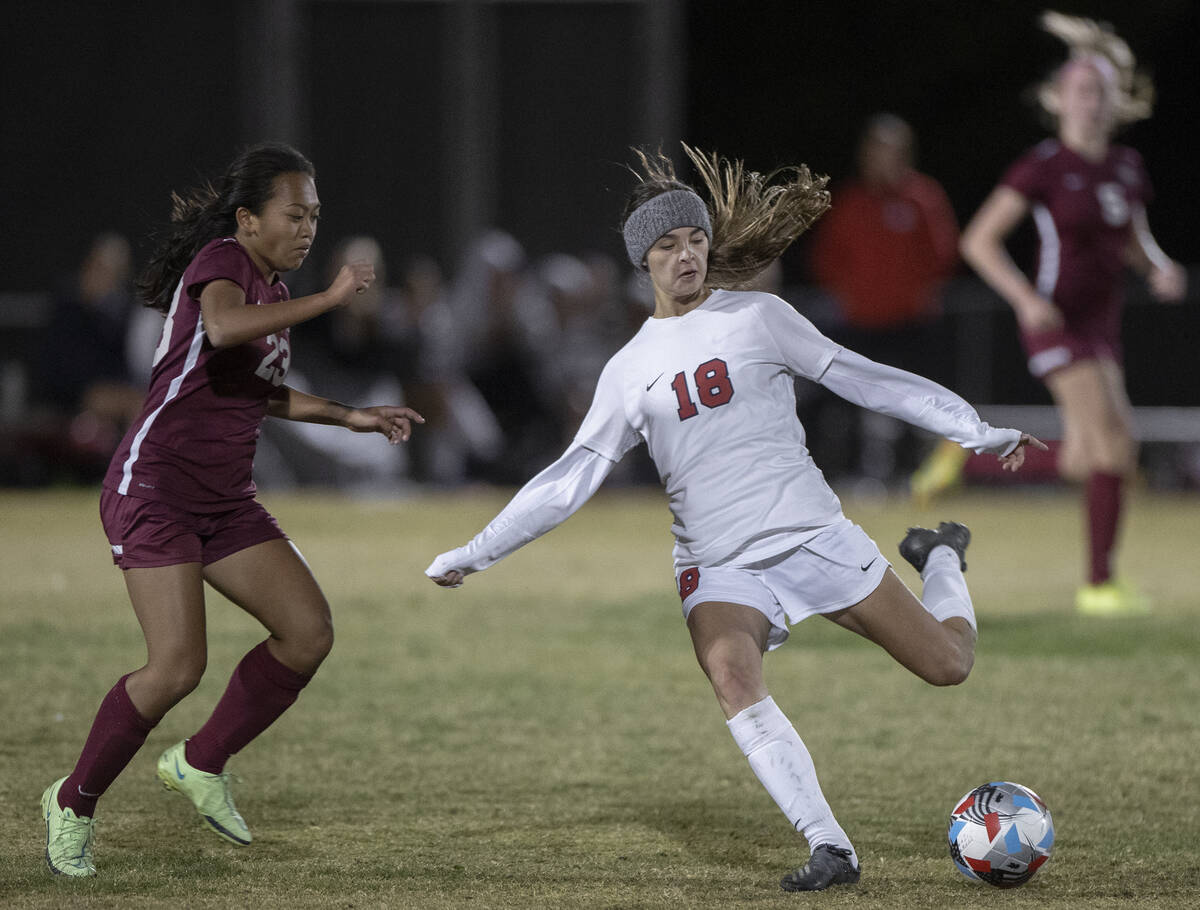 Coronado's Trinity Buchanan (18) makes a walk  against Desert Oasis' Victoria Poon (23) successful  the s ...