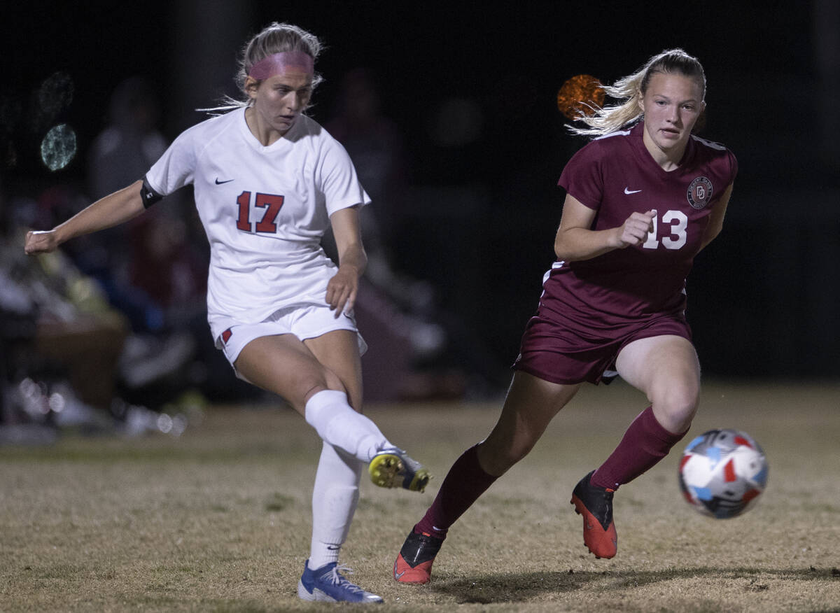 Coronado's Regan DiGulio (17) makes a walk  against Desert Oasis' Sydney Bastin (13) successful  the seco ...