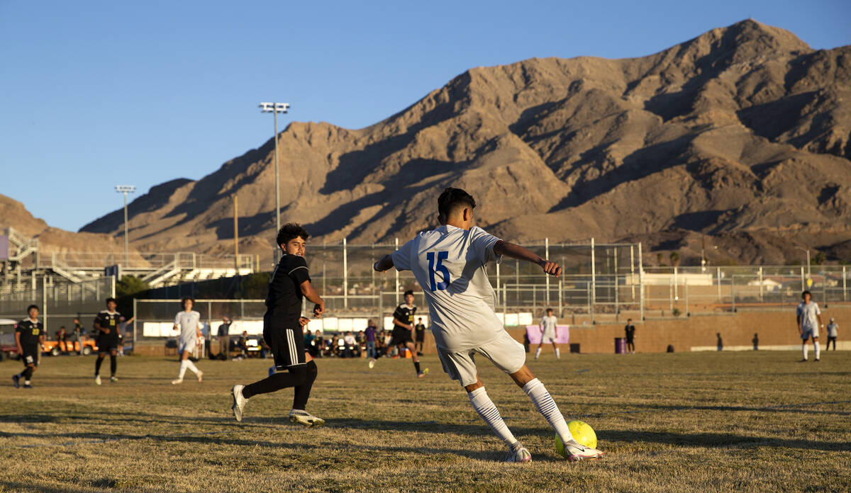 Green Valley's Javier Vargas (15) passes to a teammate as Sunrise Mountain's Daniel Rodriguez C ...