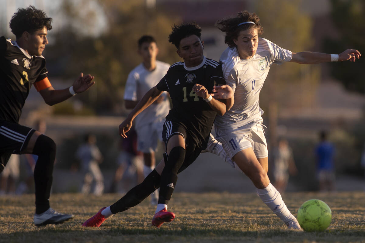 Sunrise Mountain's Kevin Menjivar Gonzalez (14) and Green Valley's Tyler Colbrook (11) collide ...