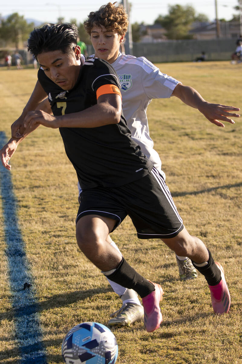 Sunrise Mountain's Mario Juarez (7) attempts to keep the ball from going out of bounds as Green ...