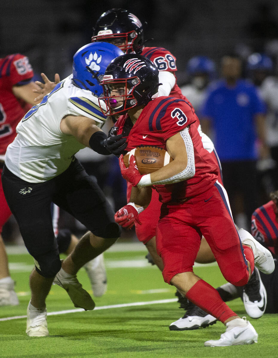 Sierra Vista's Dylan Torre (8) reaches to tackle Coronado's Chris Avila (3) during the first ha ...