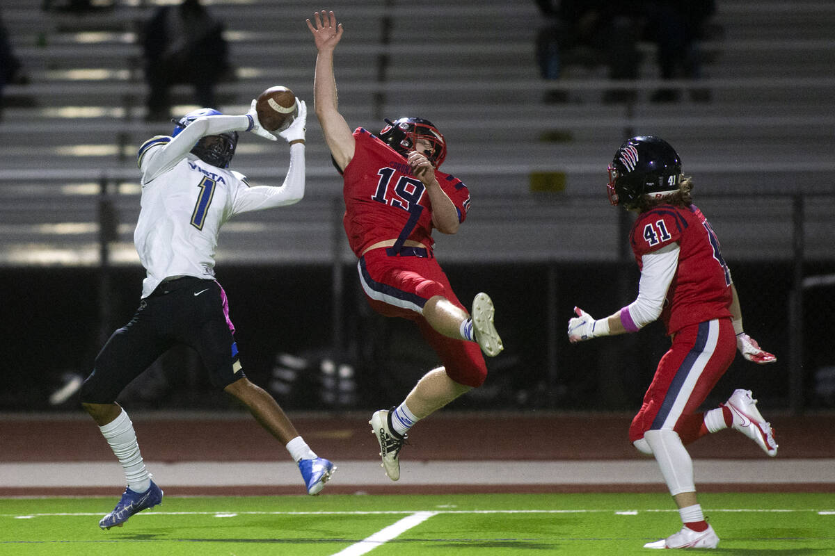 Sierra Vista's Traivon Dyson (1) jumps to catch a pass before scoring a touchdown as Coronado's ...