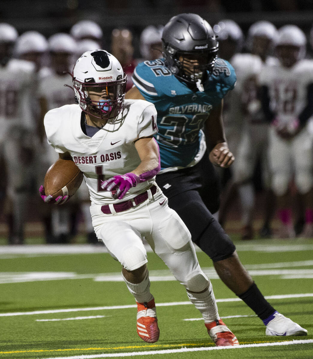 Desert Oasis wide receiver Isaiah Flasher (4) runs with the ball during the first half of a foo ...