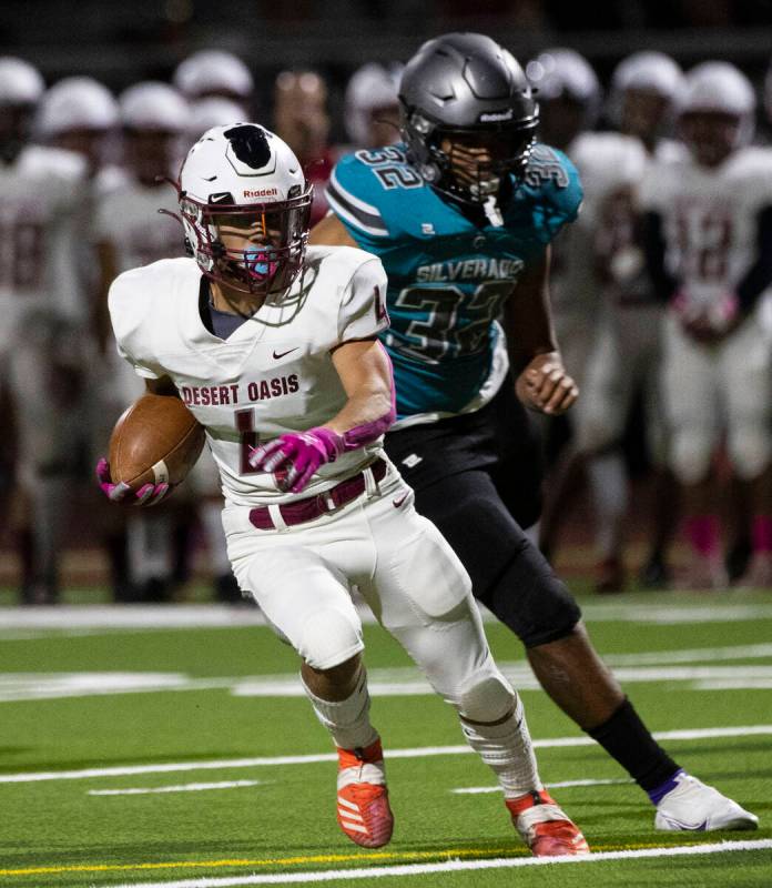 Desert Oasis wide receiver Isaiah Flasher (4) runs with the ball during the first half of a foo ...