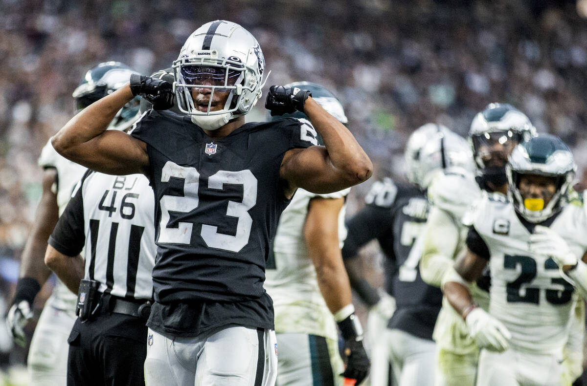 Raiders running back Kenyan Drake (23) flexes after another great run over the Philadelphia Eag ...