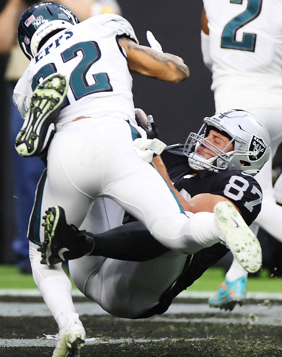 Raiders tight end Foster Moreau (87) makes a catch for a touchdown under pressure from Philadel ...