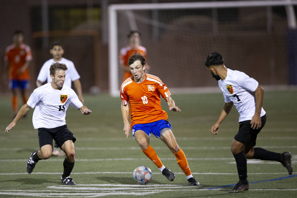 Las Vegas' Keaton McCoy (13) and Julian Hernandez (7) close in on Bishop Gorman's Braden Flanne ...