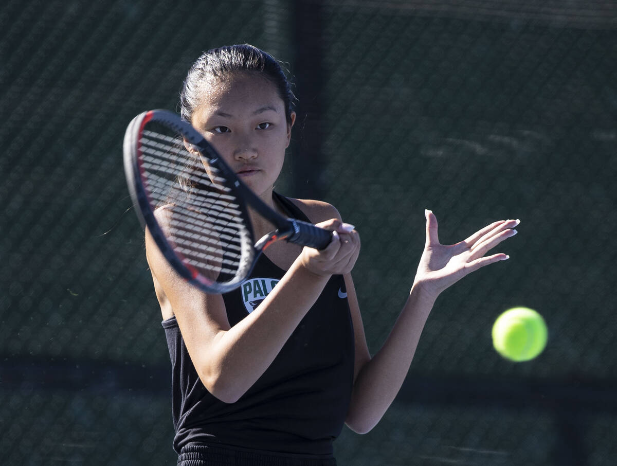 Palo HighÕs Venus Tang returns the ball against Faith LutheranÕs Taylor Nelson during ...