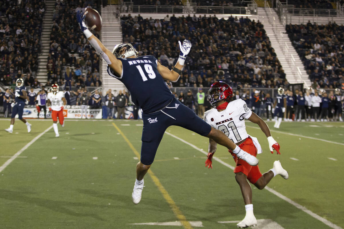 Nevada tight end Cole Turner (19) makes the one handed catch for a touchdown over UNLV defensiv ...