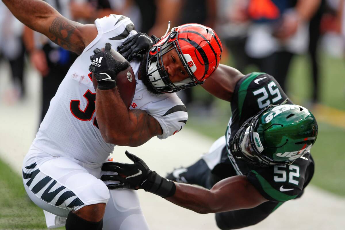 New York Jets' Jarrad Davis, left, tries to tackle Cincinnati Bengals' Samaje Perine during the ...