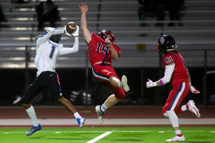 Sierra Vista's Traivon Dyson (1) jumps to catch a pass before scoring a touchdown as Coronado's ...