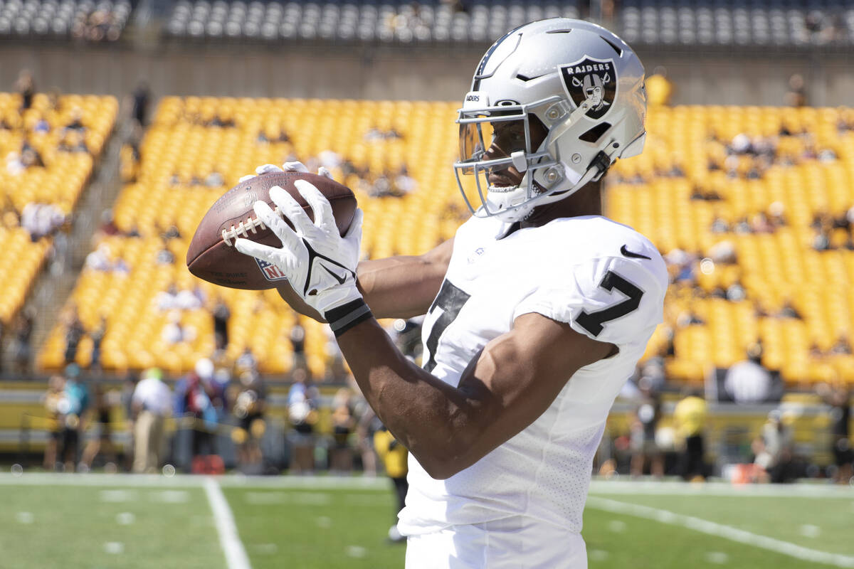 Raiders wide receiver Zay Jones (7) makes a catch during warm ups before an NFL football game a ...
