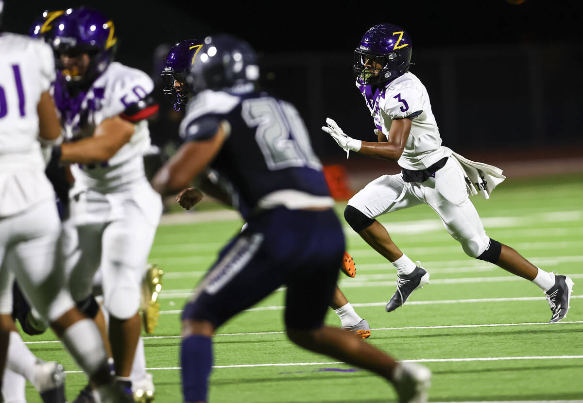 Durango's Jaxon Young (3) runs the ball during the first half of a football game at Shadow Ridg ...