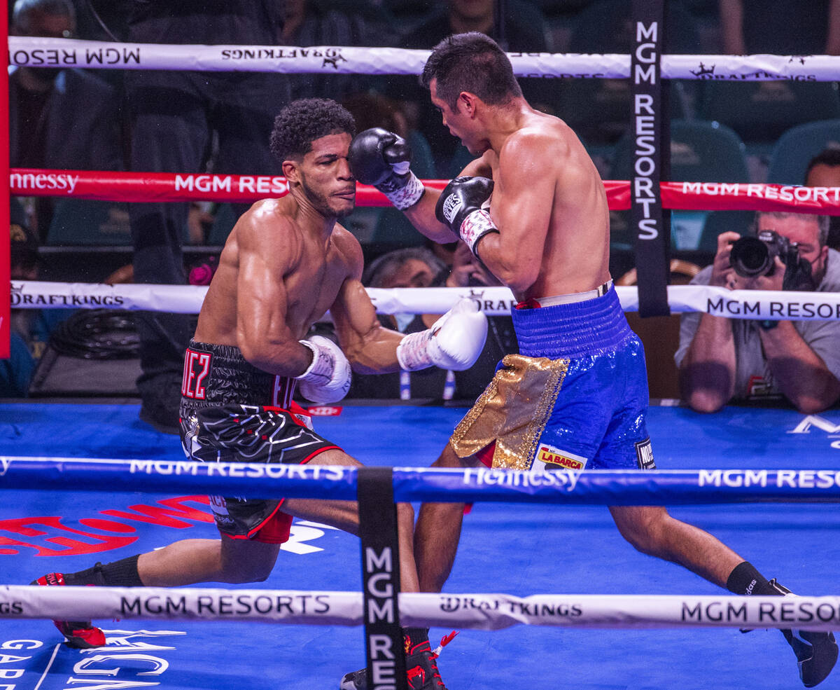 Elvis Rodriguez, left, trades punches with Juan Pablo Romero in the second round during their s ...