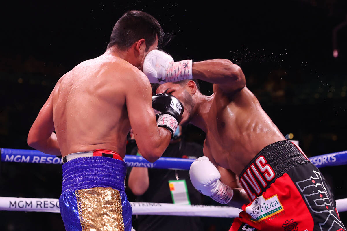 Elvis Rodriguez, right, connects a punch to knockout Juan Pablo Romero in the fifth round of a ...