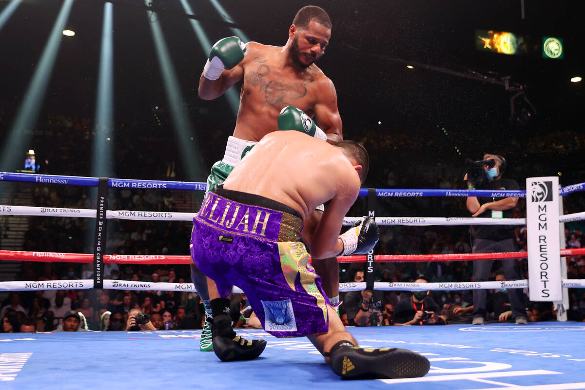 Anthony Dirrell, top, connects a punch to knockout Marcos Hernandez in the fourth round of a su ...