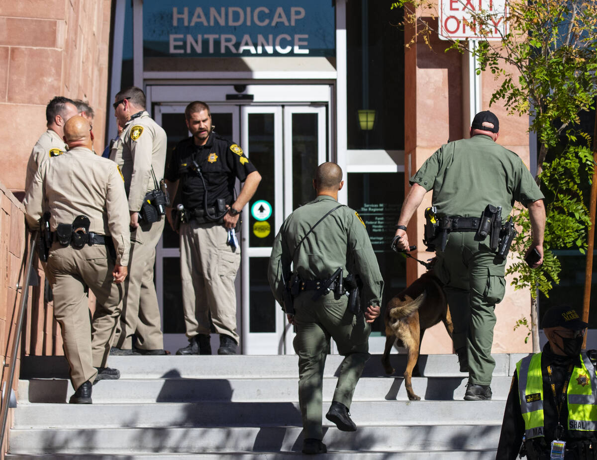 Las Vegas police assist the Regional Justice Center regarding a bomb threat, on Monday, Nov. 8, ...