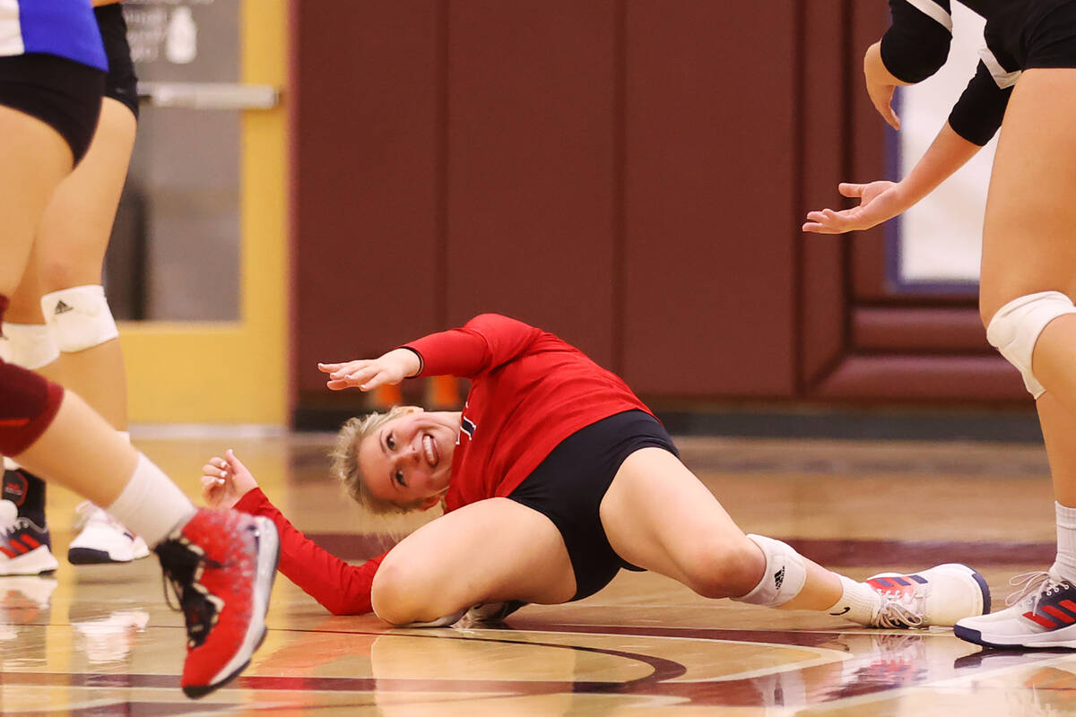 Liberty's Alexis Batezel (17) falls after missing the ball for a Sierra Vista point during the ...