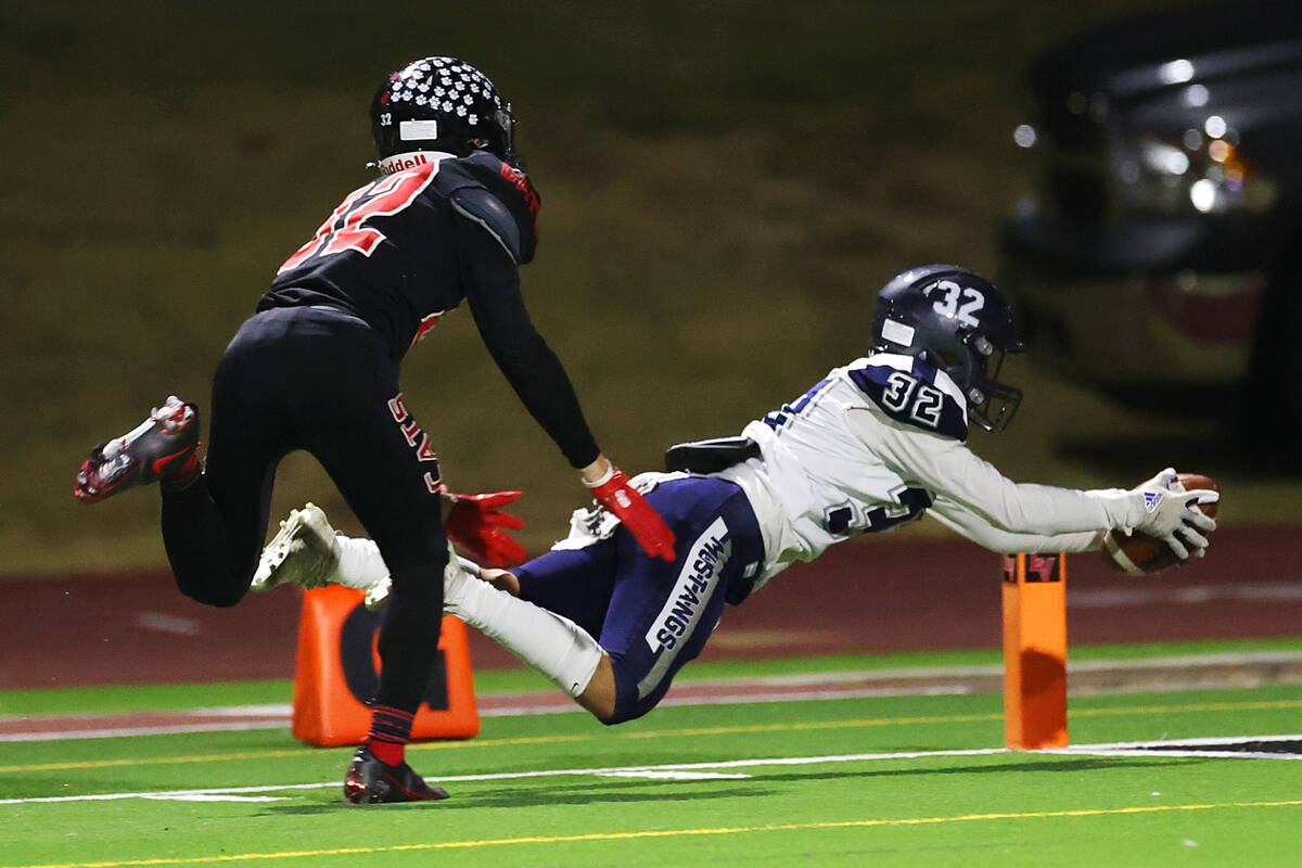 Shadow Ridge's Elijah Tooley (32) runs the ball for a touchdown under pressure from Las Vegas' ...