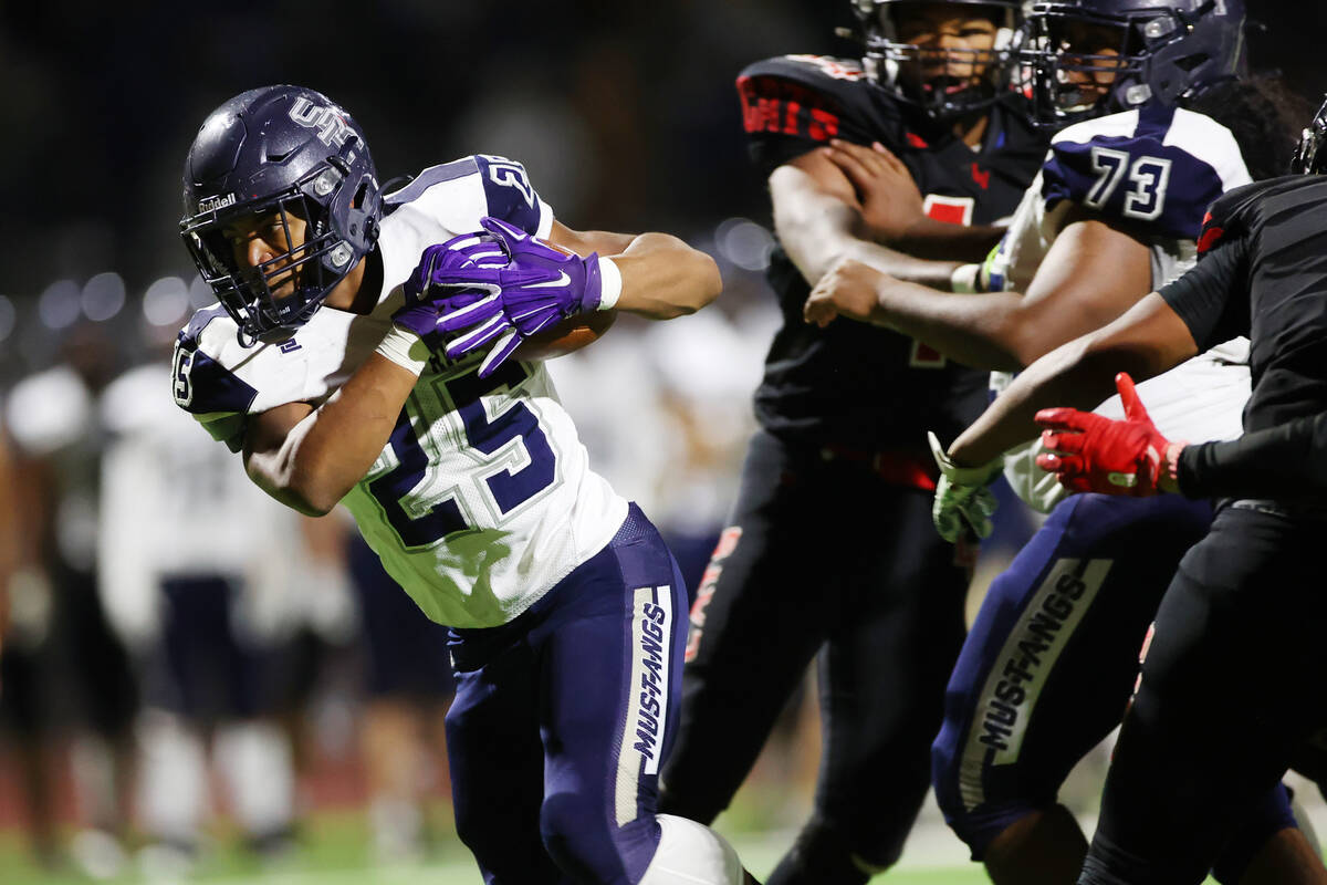 Shadow Ridge's Jaquieze Holland (25) runs the ball for a touchdown against Las Vegas in the sec ...