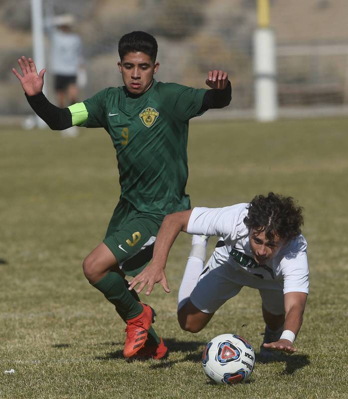 Palo Verde's Richard Antonucci falls while battling Hug's Eduardo Martinez for the ball during ...