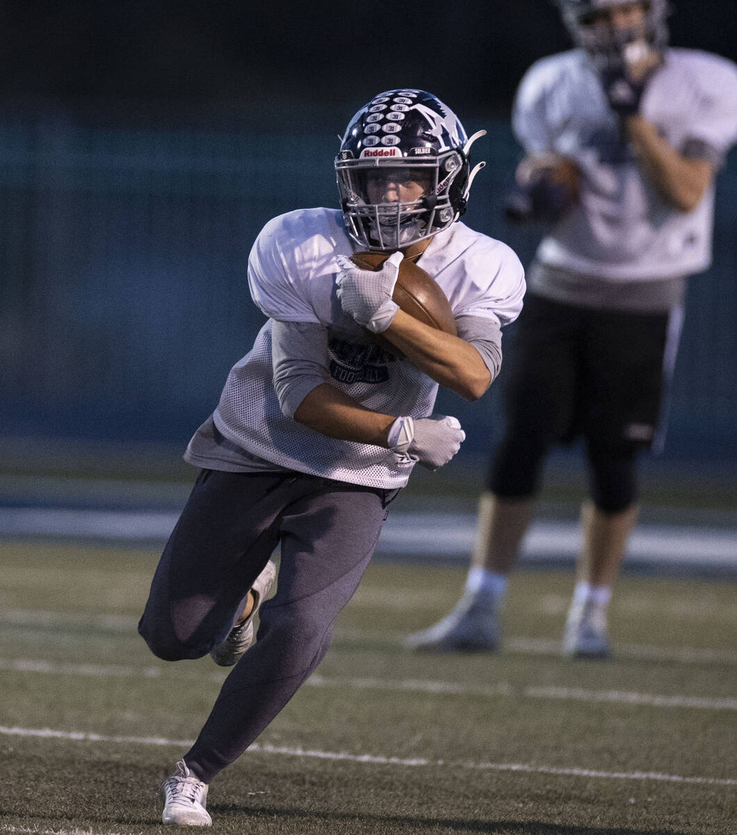 The Meadows’ Gage Rinetti runs with ball during team practice, on Tuesday, Nov. 16, 2021 ...