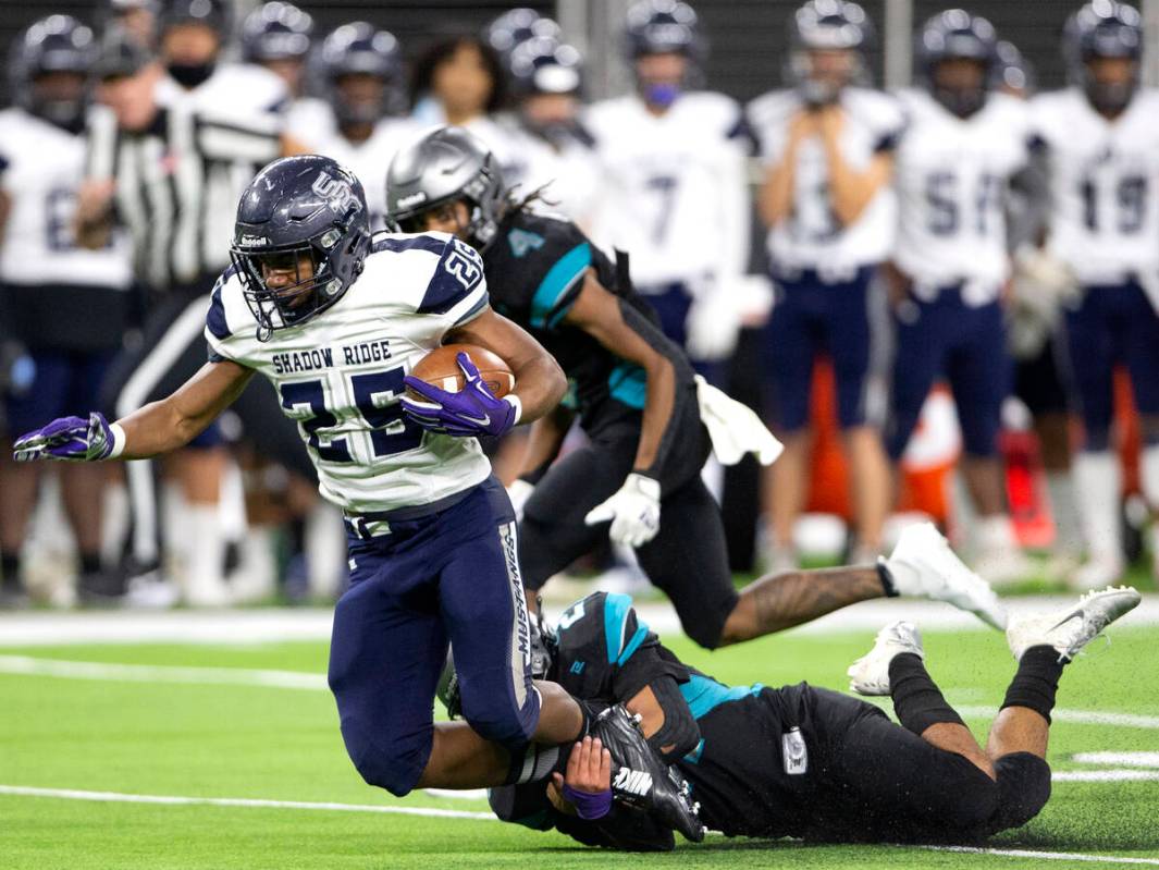 Shadow Ridge running back Jaquieze Holland (25) tackled by Silverado linebacker Erick Aguilera ...
