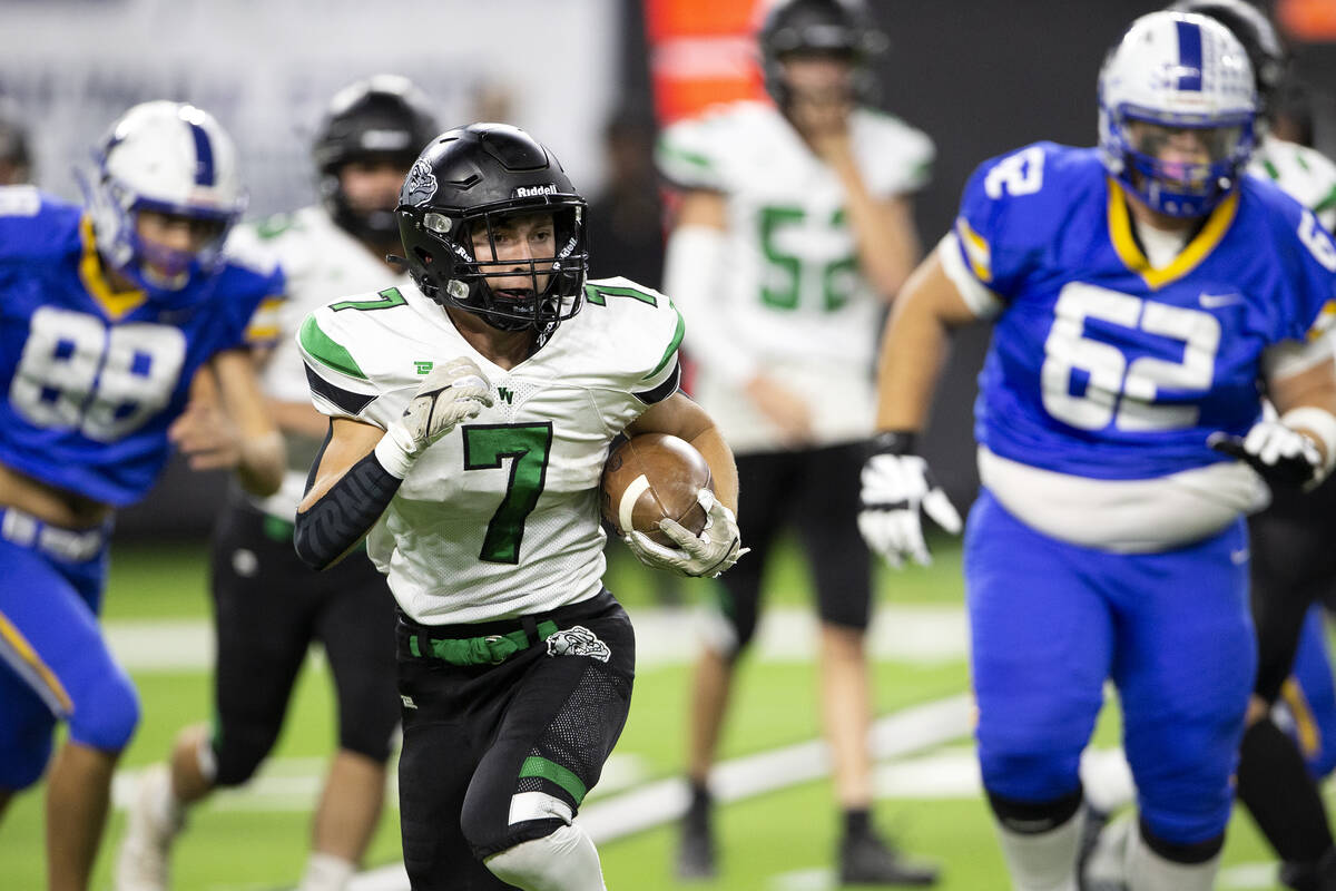 Virgin Valley running back Kellen Dugan (7) runs the ball during the first half of the Class 3A ...