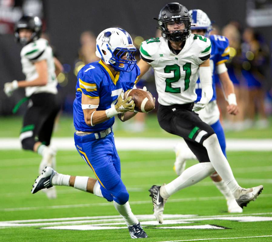 Moapa Valley linebacker Jayme Carvajal (7) catches an interception missed by Virgin Valley wide ...