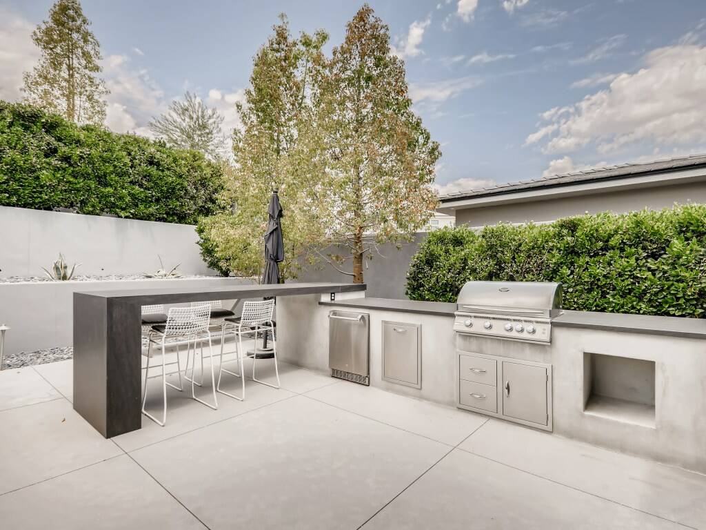 Outdoor kitchen. (HomeSmart Encore)