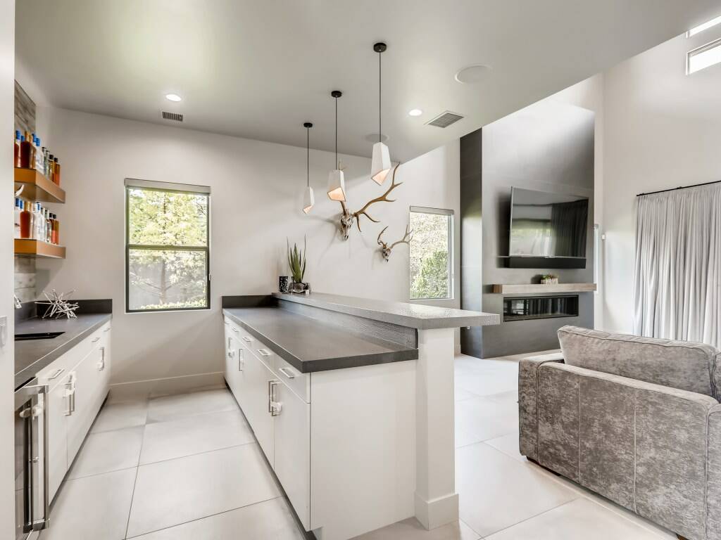 Bar next to the family room. (HomeSmart Encore)