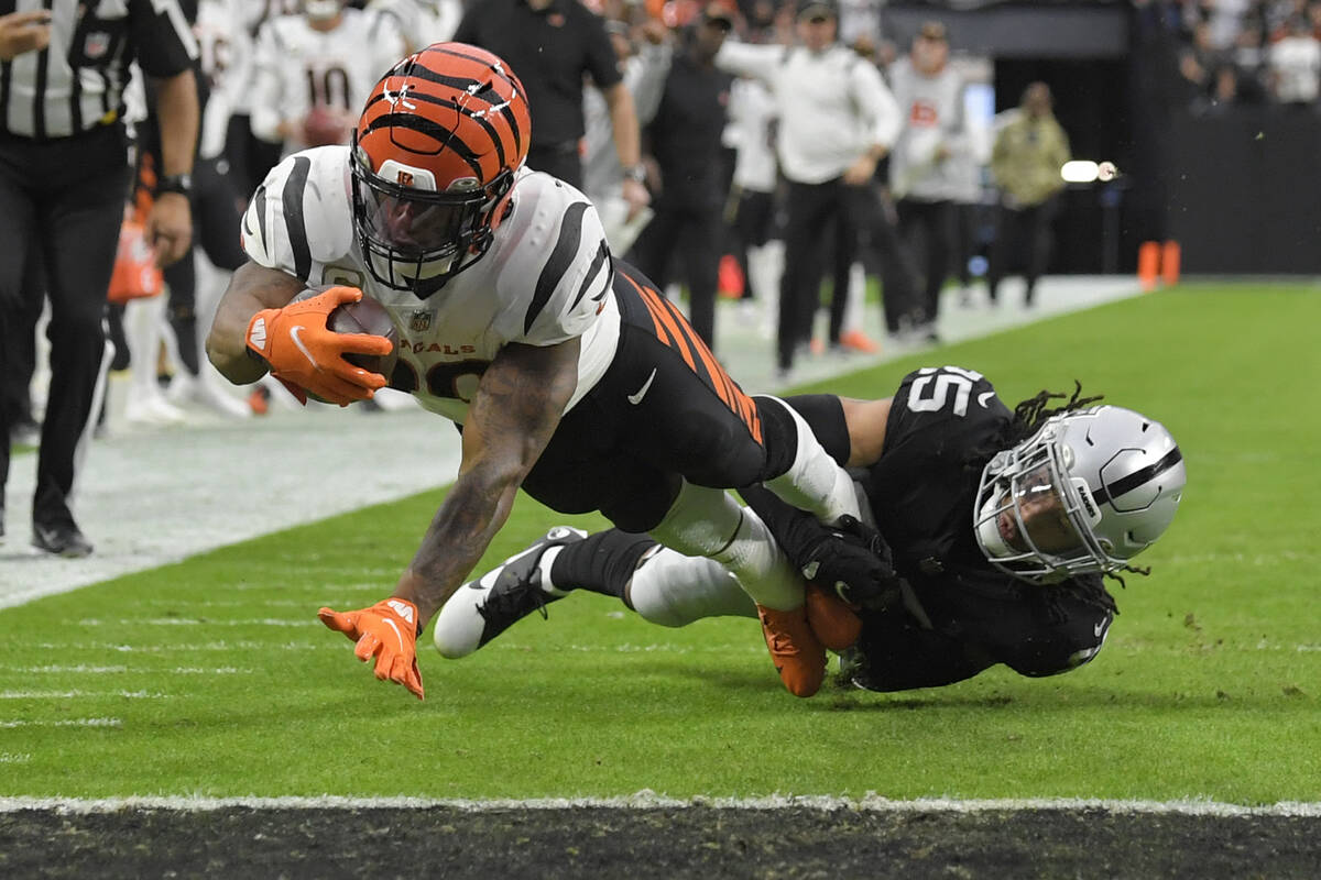 Cincinnati Bengals running back Joe Mixon (28) dives into the endzone for a touchdown against L ...