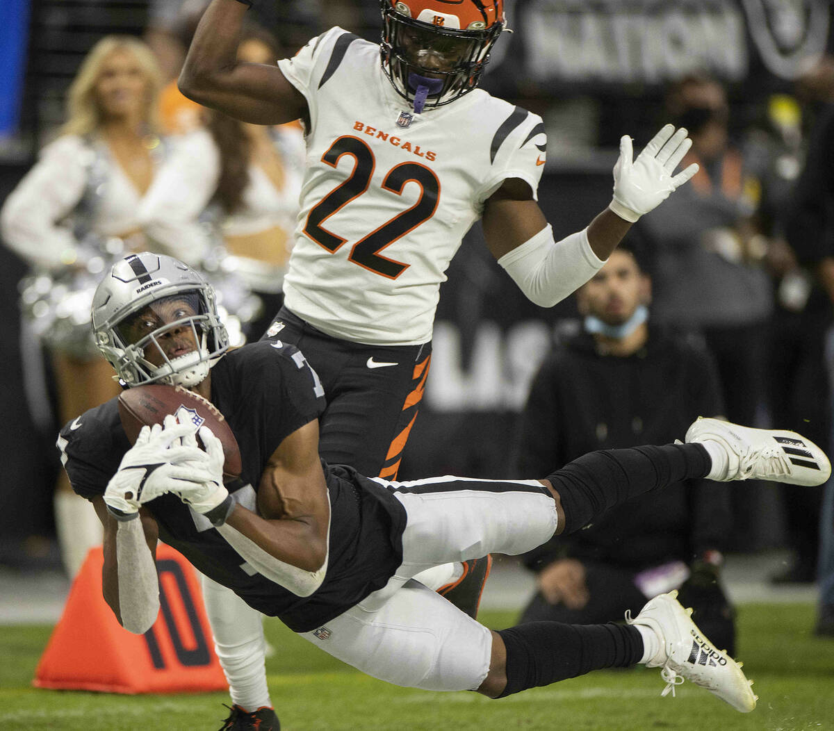 Raiders wide receiver Zay Jones (7) leaps to try and make a catch past Cincinnati Bengals corne ...