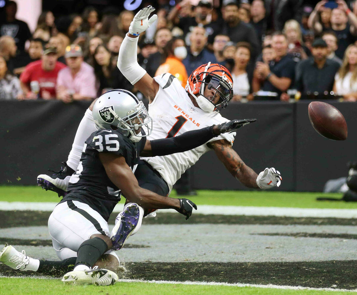 Raiders cornerback Brandon Facyson (35) defends a pass intended for Cincinnati Bengals wide rec ...