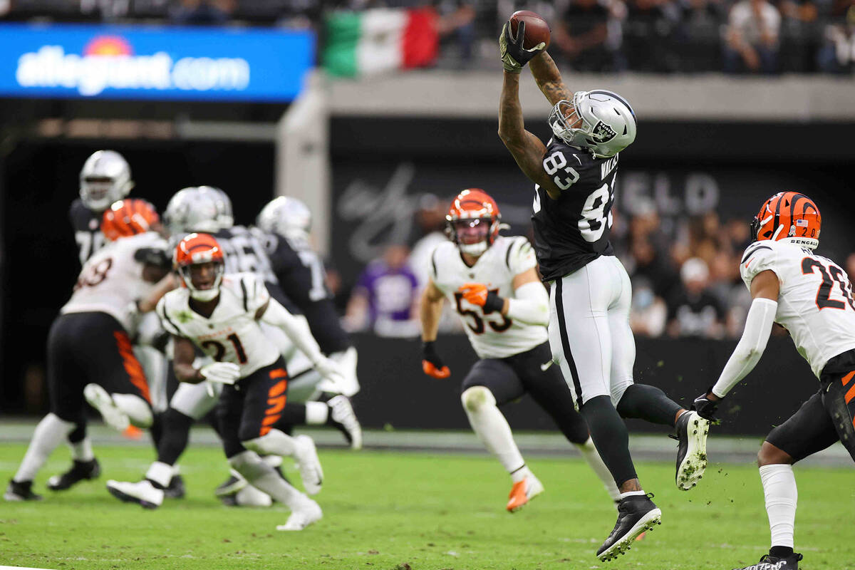 Raiders tight end Darren Waller (83) makes a catch against the Cincinnati Bengals during the fi ...