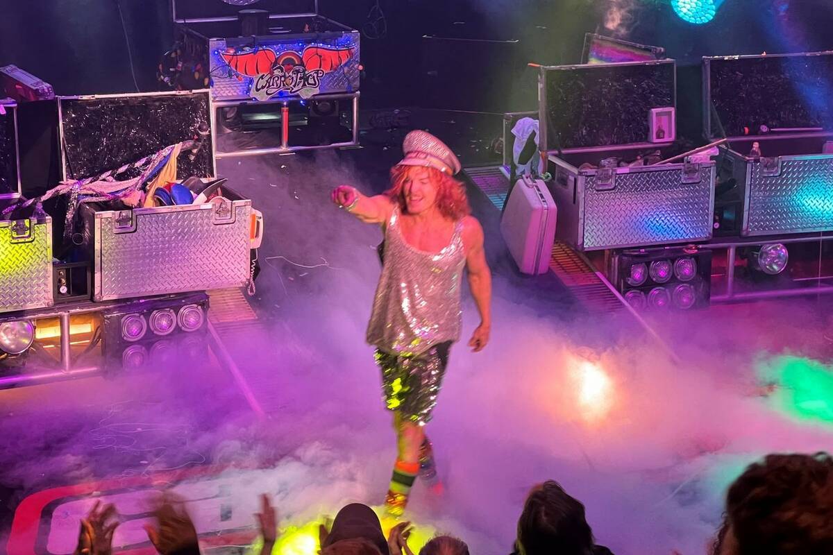 Carrot Top props up Luxor in 16th anniversary show
