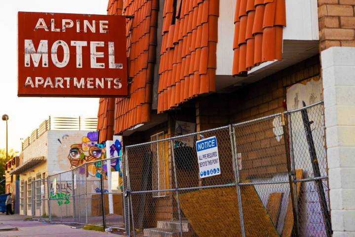 The Alpine Motel Apartments on Monday, Nov. 29, 2021, in Las Vegas. (Benjamin Hager/Las Vegas R ...