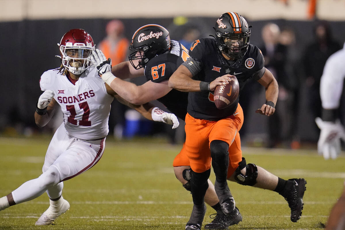 Oklahoma linebacker Nik Bonitto (11) is blocked by offensive lineman Cole Birmingham (67) as he ...
