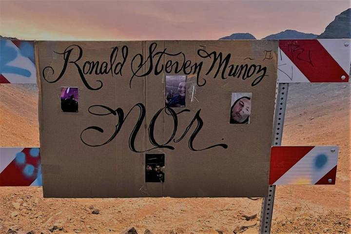A cardboard sign in Summerlin marks the desert area where Ronald Munoz was found dead last mont ...