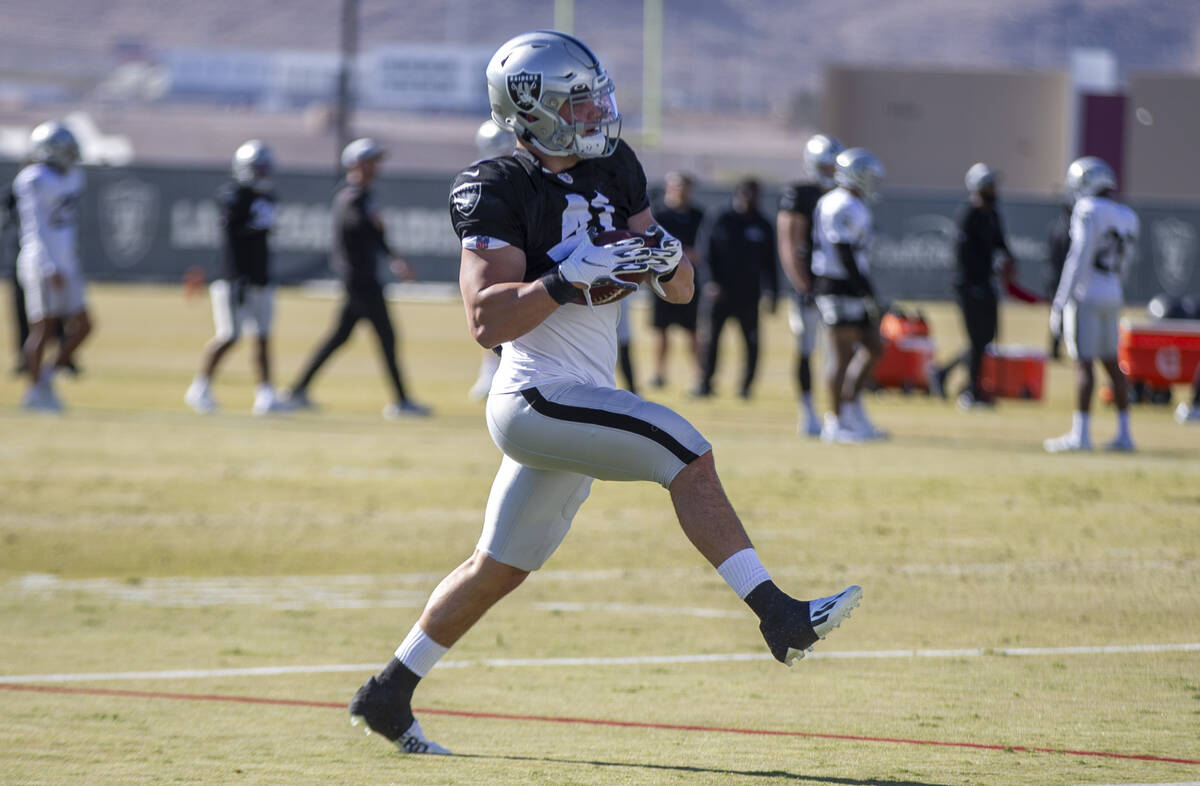 Raiders running back Sutton Smith (41) makes a catch during practice at Raiders headquarters at ...