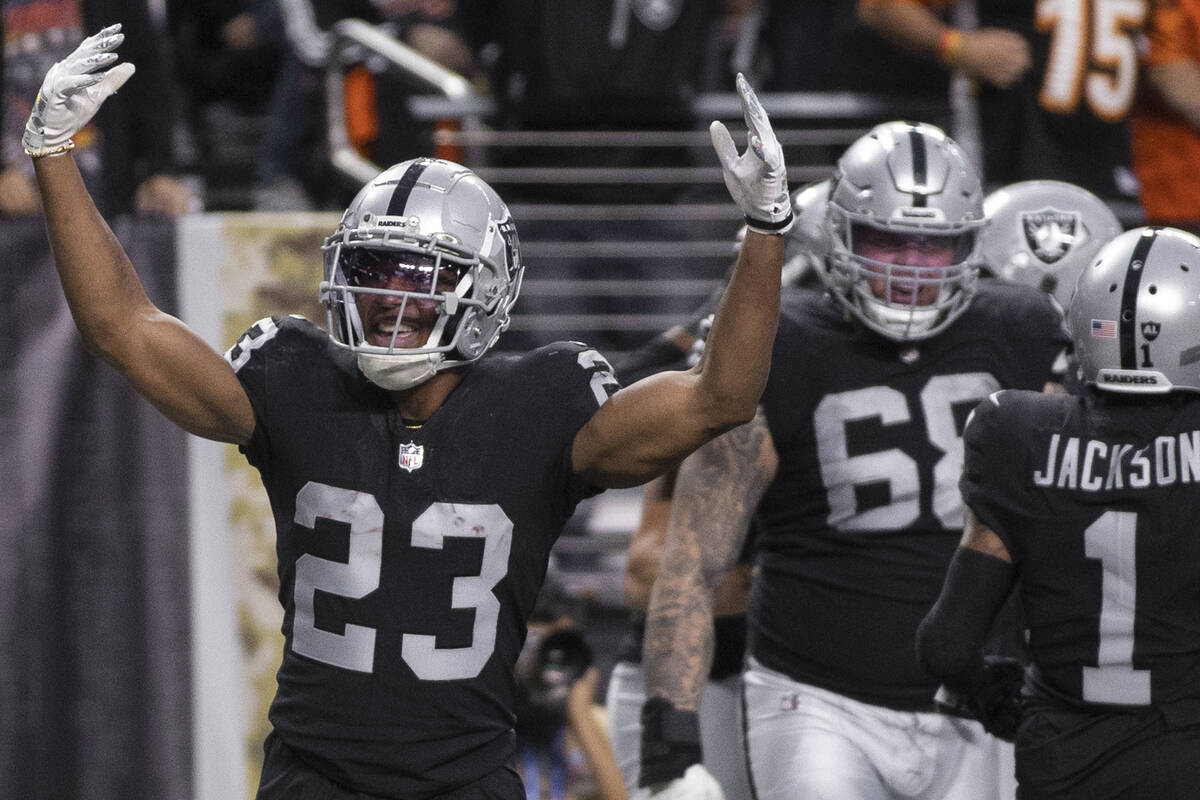 Raiders running back Kenyan Drake (23) celebrates a second half touchdown with teammates during ...