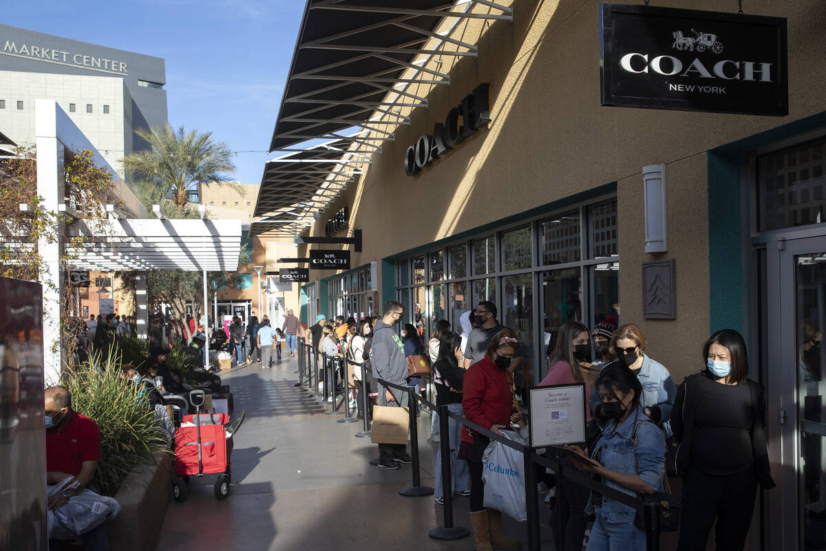 Customers wait in line at Coach during Black Friday shopping at the Las  Vegas North Premium Out …
