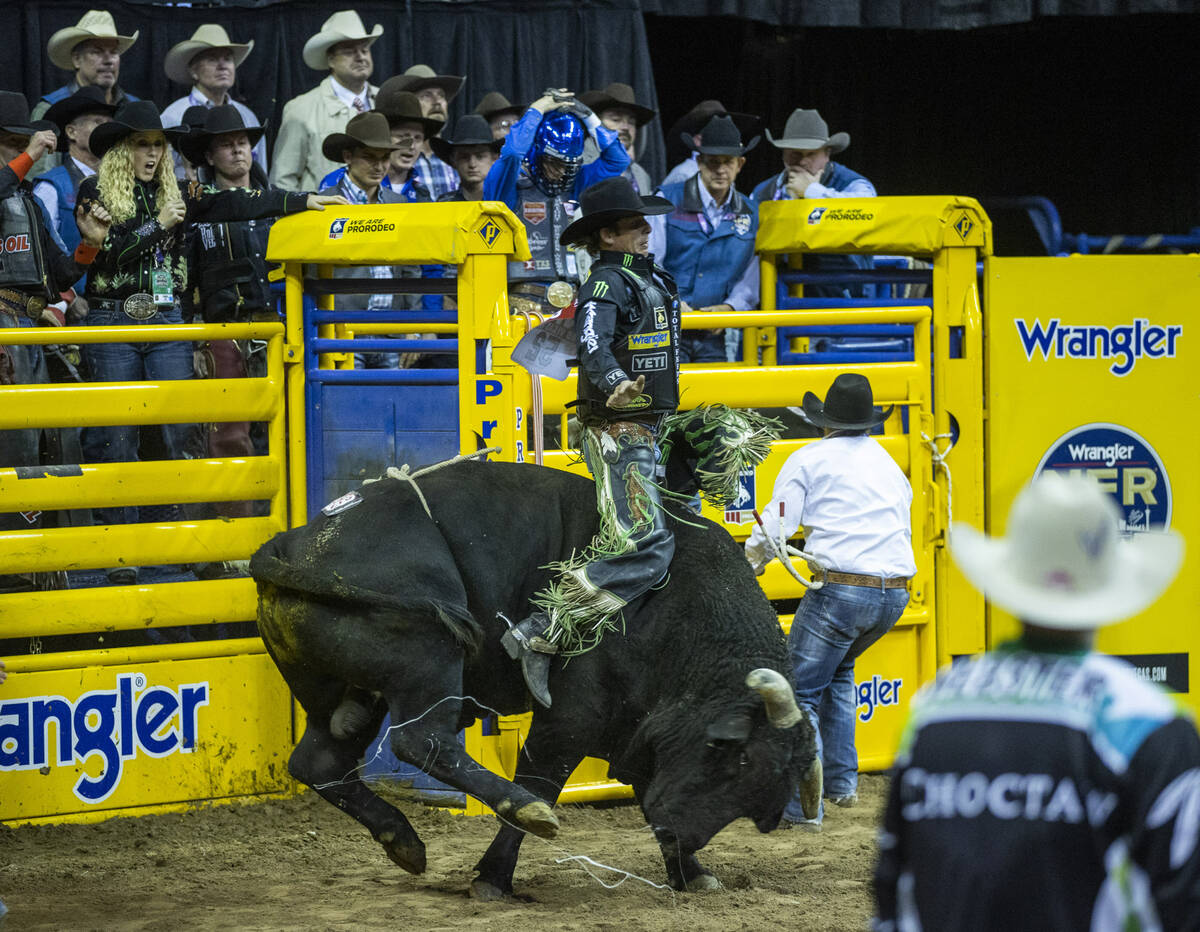 J.B. Mauney injured during frightening spill on bull at NFR National