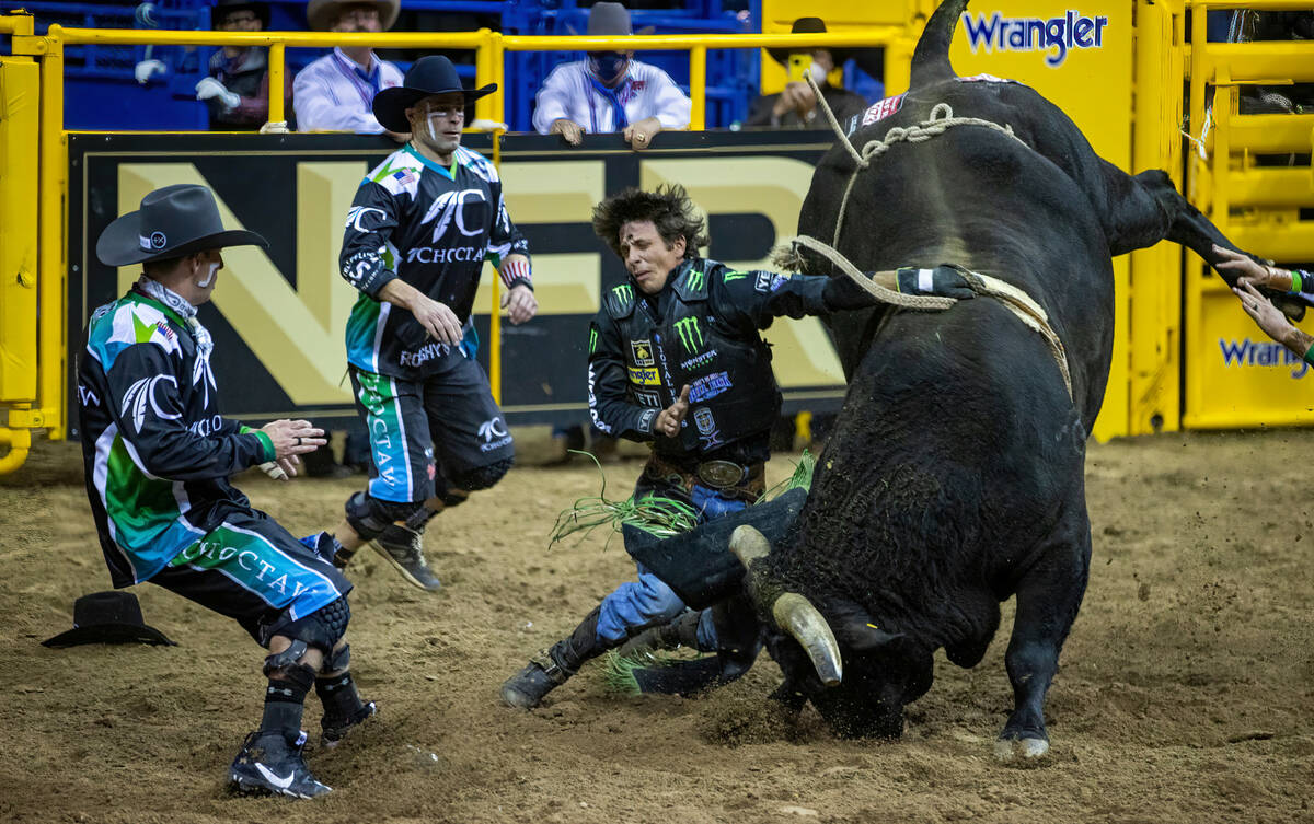 J.B. Mauney injured during frightening spill on bull at NFR National