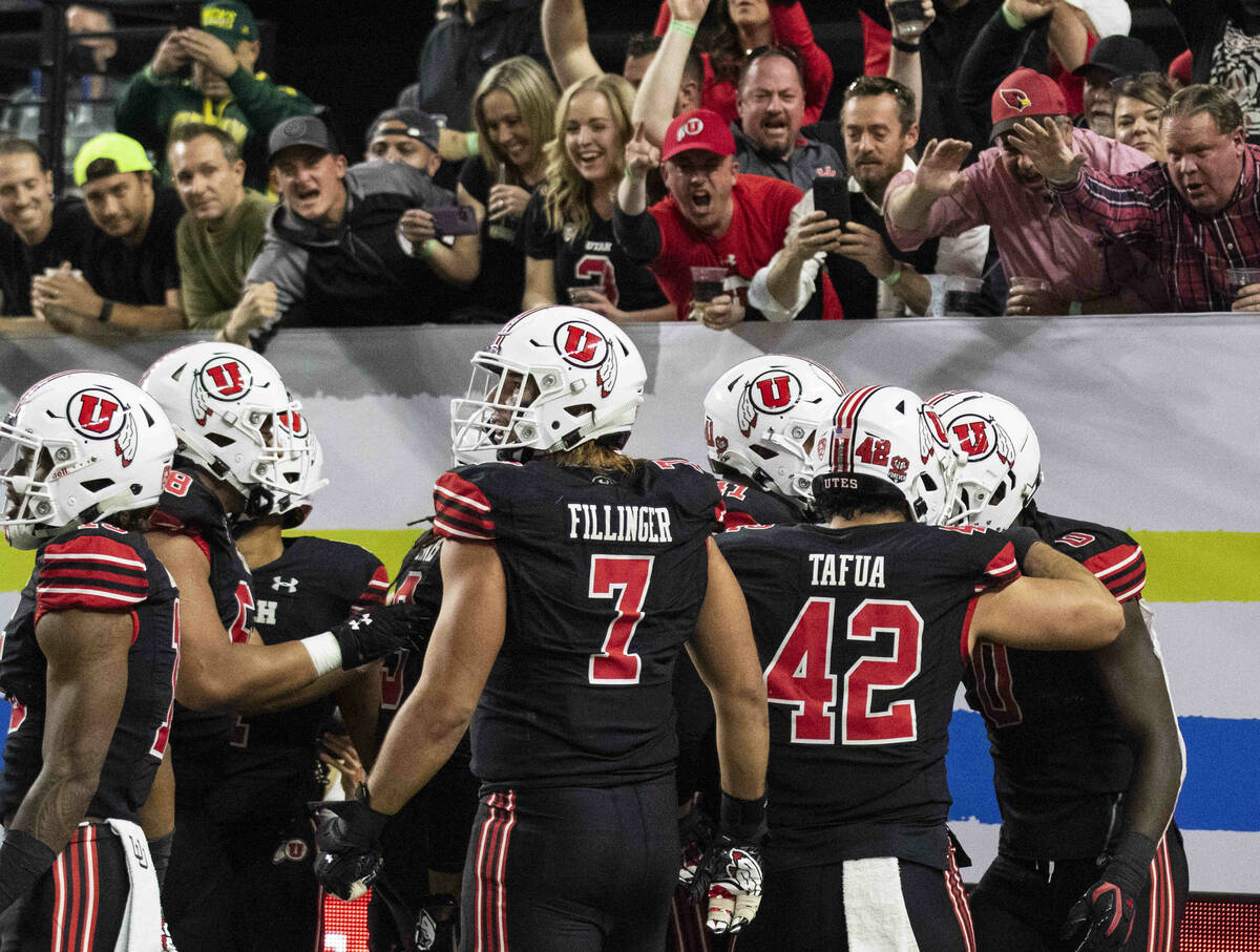 Utah Utes linebacker Devin Lloyd (0) celebrates his touchdown with his teammates after intercep ...