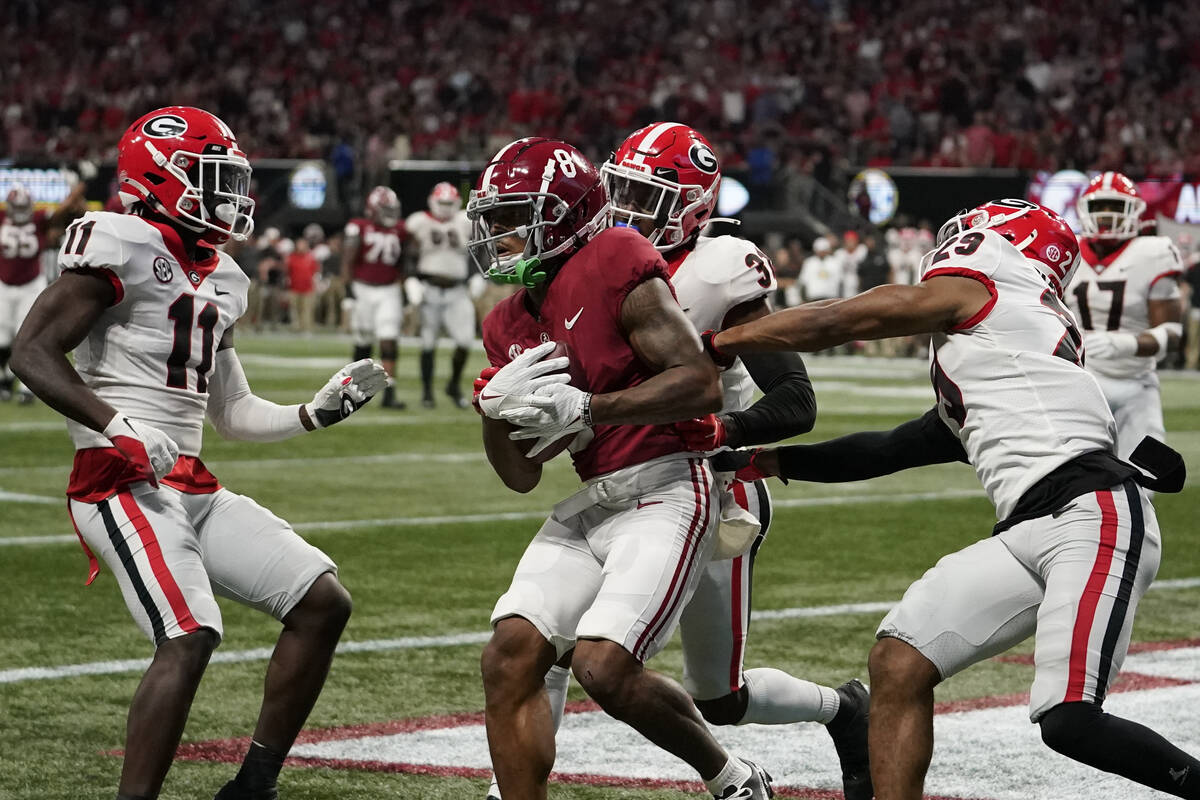 Alabama wide receiver John Metchie III (8) makes a touchdown catch against Georgia during the f ...