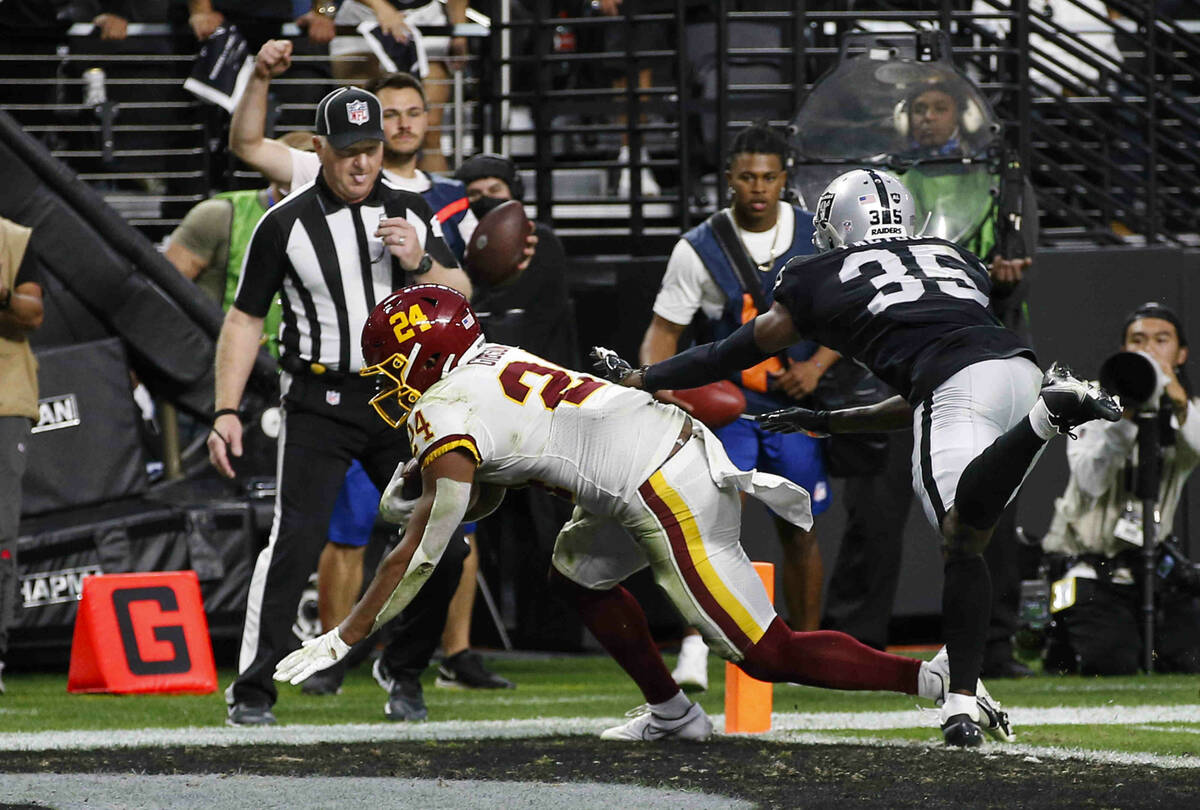 Washington Football Team running back Antonio Gibson (24) scores a touchdown past Raiders corne ...