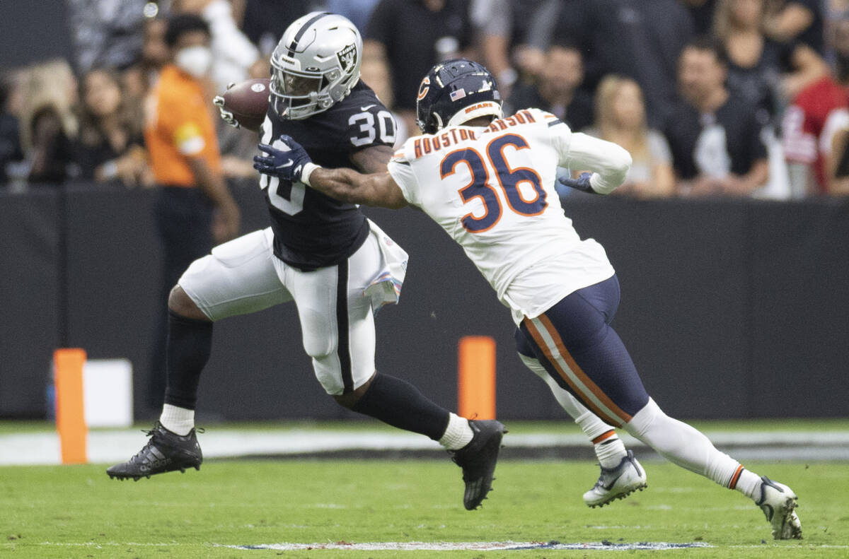 Raiders running back Jalen Richard (30) rushes past Chicago Bears defensive back DeAndre Housto ...